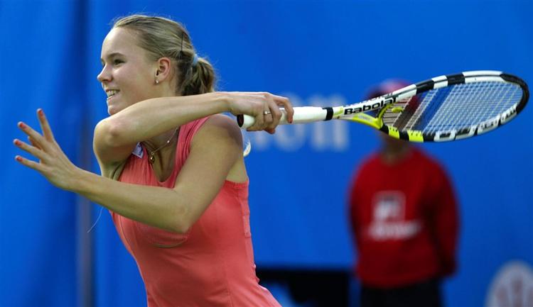 Caroline Wozniacki og Lindsay Davenport har begge vundet deres første kamp i Memphis, hvor de er seedet til at mødes i kvartfinalen. 
