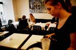 På Café Kejzer blander nobelt klædte sologæster fra de omkringliggende kontorer sig med kaffeslubrende veninder. 