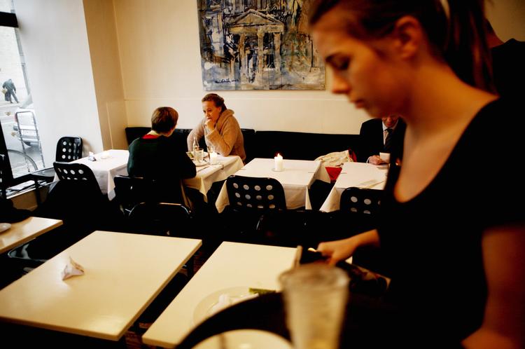 På Café Kejzer blander nobelt klædte sologæster fra de omkringliggende kontorer sig med kaffeslubrende veninder. 