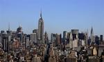 En 37-årig vinduespudser har mirakuløst overlevet et fald fra 47. etage på en skyskraber i  Manhattan. 