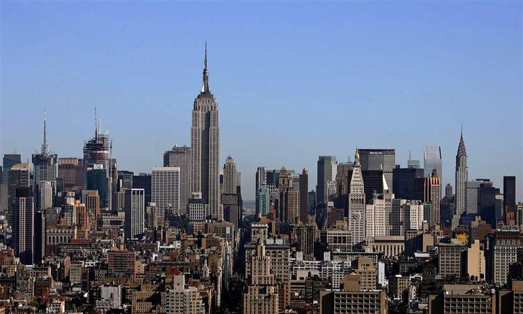 En 37-årig vinduespudser har mirakuløst overlevet et fald fra 47. etage på en skyskraber i  Manhattan. 