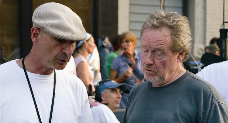 Ridley Scott (th) har aldrig hævdet at være andet end en dygtig håndværker. Her ses han under optagelserne til 'American Gangster'. 