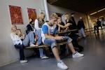En kombination af ondt i økonomien og at det er svært at finde kvalificerede vikarer giver flere lærerfrie timer til elever i hele landet. Her er det Mørkhøj Skole ved København. 