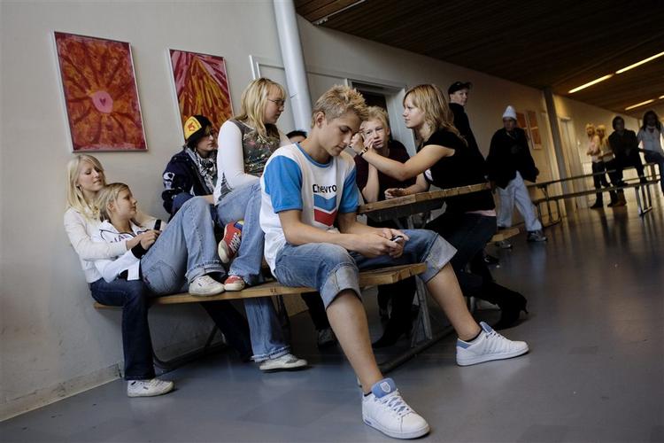 En kombination af ondt i økonomien og at det er svært at finde kvalificerede vikarer giver flere lærerfrie timer til elever i hele landet. Her er det Mørkhøj Skole ved København. 