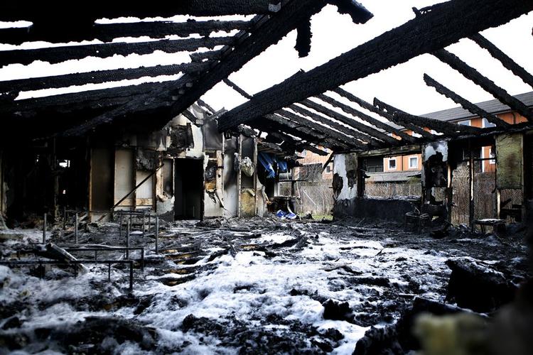 Nedbrændingen af et værested i Hundige har skabt frygt blandt de lokale beboere. Men brandstifternes familier vil næppe blive sat på gaden. Den skæbne kan doig overgå lokale, der stod bag skyderier i området. 
