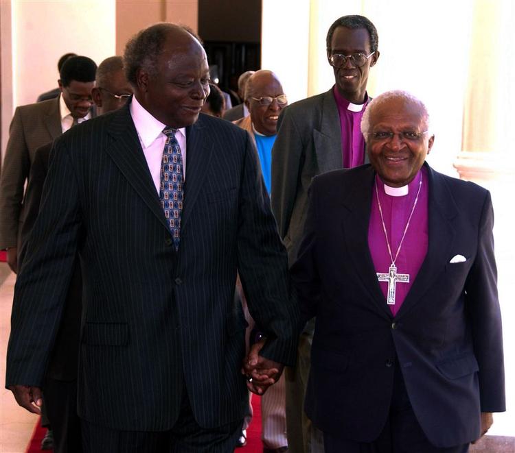 Præsident Kibaki (til venstre) sammen med den sydafrikanske nobelfredsprisvinder Desmond Tutu. Bemærk de flettede fingre. Fotoet er frigivet fra præsident Mwai Kibkis pressekontor. 