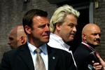 Geert Wilders i midten, beskyttet af sikkerhedsfolk. 