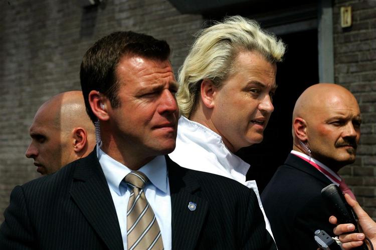 Geert Wilders i midten, beskyttet af sikkerhedsfolk. 