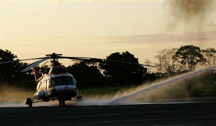 Helikopter gøres kort før nytår klar til at hente Clara Rojas, hendes søn og et tredje FARC-gidsel i den colombianske jungle. Nu viser det sig, at Clara Rojas søn, den tre-årige Emmanuel Rojas, har været hos en plejefamilie i Bogota de sidste to år. 