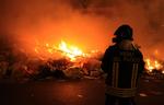 Lossepladserne i Napoli er fyldt op, så skraldet bliver ikke hentet. Det får indbyggerne til at sætte ild på skraldet. 