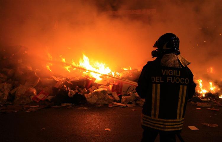 Lossepladserne i Napoli er fyldt op, så skraldet bliver ikke hentet. Det får indbyggerne til at sætte ild på skraldet. 