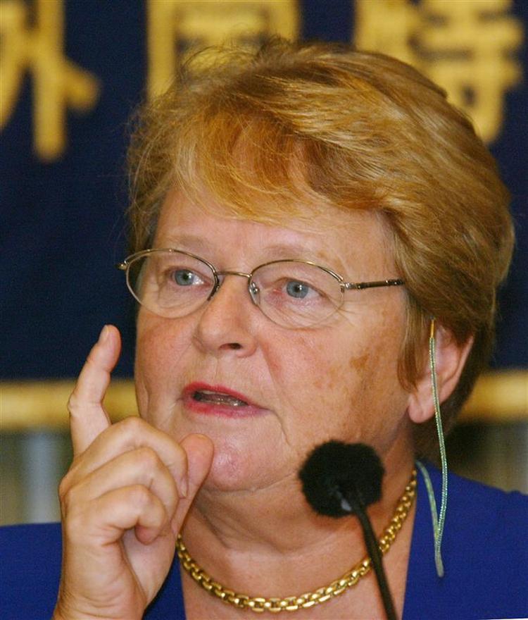 Gro Harlem Brundtland og familien flytter hjem til Norge efter kritik fra VG. 