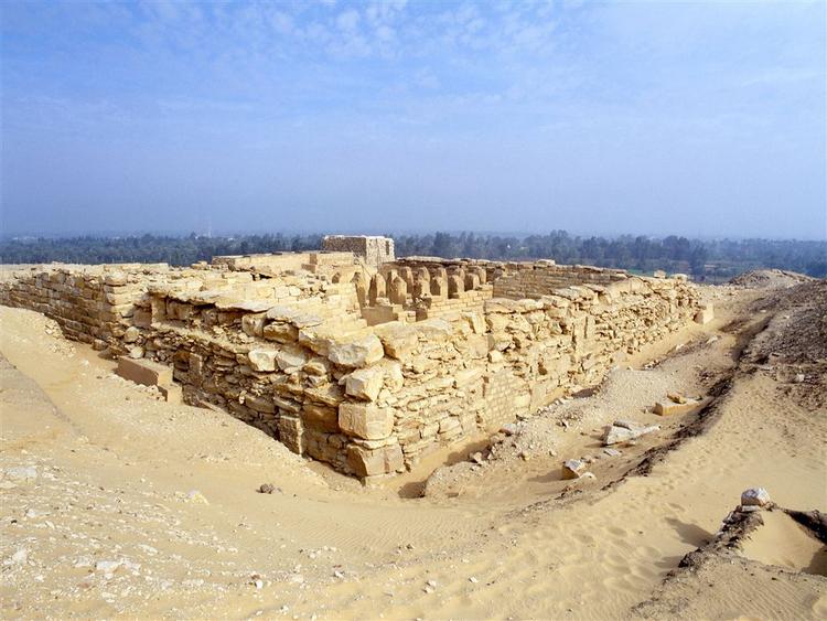 Udsigt over området med pyramidekomplekset Abusir i Egypten. 