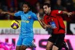 FC Barcelonas Giovani kæmper om bolden med RCD Mallorcas Fernando Navarro i kampen på ferieøen, hvor Barcelona vandt 2-0. 