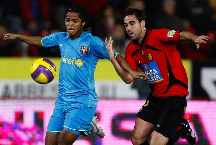 FC Barcelonas Giovani kæmper om bolden med RCD Mallorcas Fernando Navarro i kampen på ferieøen, hvor Barcelona vandt 2-0. 