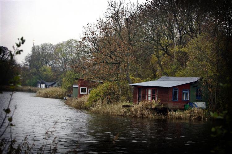 Christiania-aftalen kan føre til nedrivning af huse og skure på voldene. 