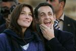 Nicolas Sarkozy og  Carla Bruni skal giftes forlyder det i en fransk avis. Her ses parret sammen under en rejse i Egypten. 
