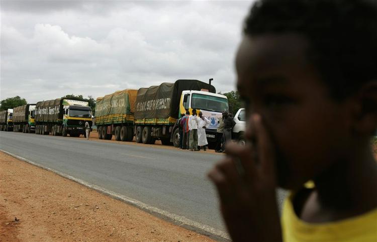Tyve lastbiler med fødevarer er på vej til de hjemløse kenyanere i Eldoret og Mombassa. 