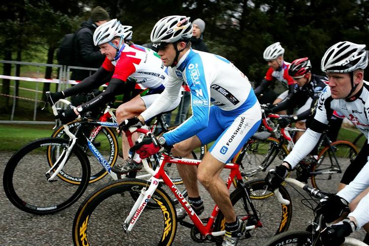 Christian Poulsen (tv. med rød skulder) vandt DM i cykelcross på hjemmebane i Kolding. 