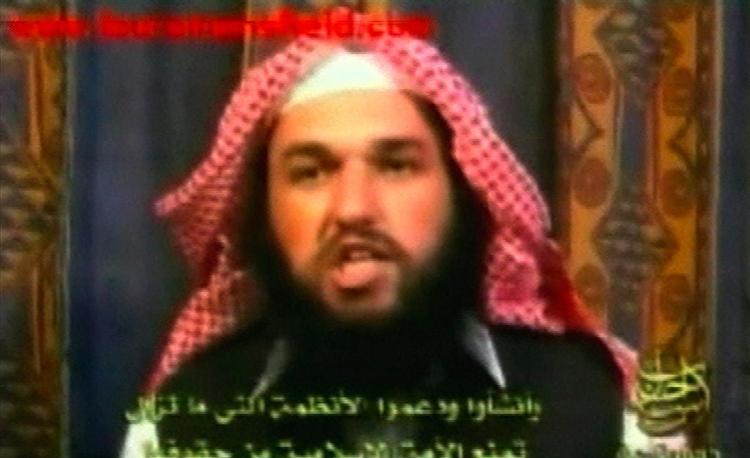 al-Qaeda medlemmet Adam Gadahn - også kendt som Azzam al-Amriki (Amerikaneren Azzam) rev sit amerikanske pas i stykker i videoen, hvor han truer præsident Bush. 