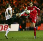 Fodboldballet med Liverpools målscorer Peter Crouch og Lutons Dave Edwards under kampen i Luton, der endte 1-1. 
