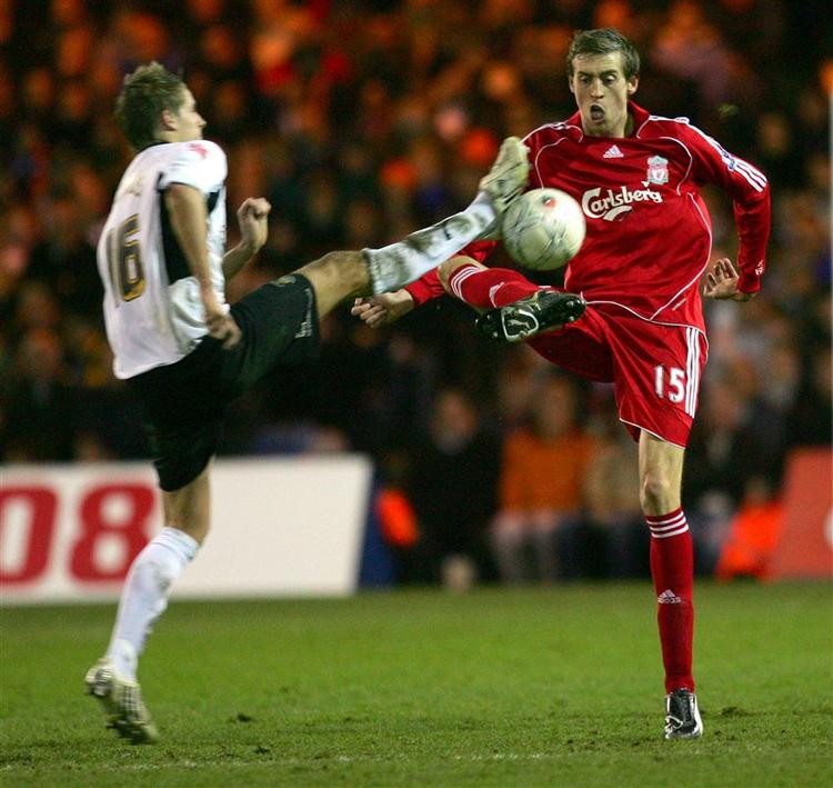 Fodboldballet med Liverpools målscorer Peter Crouch og Lutons Dave Edwards under kampen i Luton, der endte 1-1. 