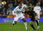Real Madrids Julio Baptista har øjnene på bolden, mens Zaragozas Albert Celades må give slip på den store angriber. 