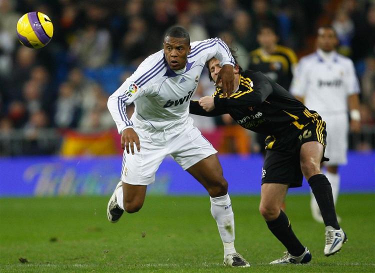 Real Madrids Julio Baptista har øjnene på bolden, mens Zaragozas Albert Celades må give slip på den store angriber. 