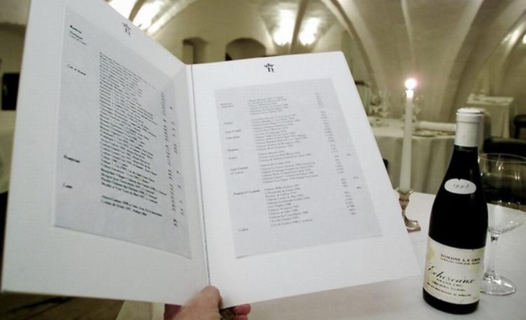 Vinkortet på Kong Hans Kælder er ikke ligefrem underudstyret. Ikke desto mindre er det faktisk muligt at tage sin egen vin med til maden. 