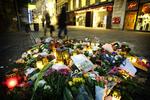 Familie, venner og bekendte til 19-årige Anton Njie Hansen har lagt blomster og hilsener på Strøget i København. Her blev Anton Njie Hansen lørdag morgen dræbt med flere knivstik, angiveligt fordi han ikke ville udlevere sin hue. 
