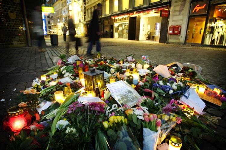 Familie, venner og bekendte til 19-årige Anton Njie Hansen har lagt blomster og hilsener på Strøget i København. Her blev Anton Njie Hansen lørdag morgen dræbt med flere knivstik, angiveligt fordi han ikke ville udlevere sin hue. 