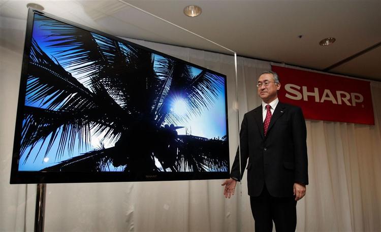 Panasonic har været meget hemmelighedsfuld omkring deres gigantiske fladskærm,så der findes stadig ingen billeder af monstrummet. Det skulle dog være sikkert, at den er mere end dobbelt så stor som den, Sharp her præsenterede i går i Las Vegas. 