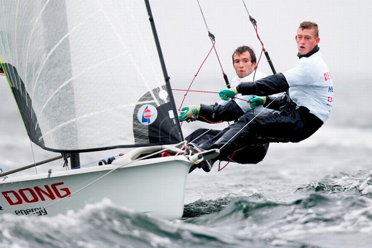 Pilen peger opad for Jonas Warrer (tv.) og Martin Kirketerp, der inden en diskvalifikation leverede de tredjebedste resultater på den første dag i guldfinalen. 