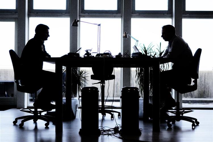 Ens arbejdskolleger gør ofte dagen på kontoret mindre effektiv. 