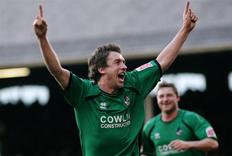 Bristol Rovers er et af holdene fra den tredjebedste engelske række, der fortsat er med i FA Cuppen efter 2-2 i udekampen mod Fulham i lørdags, da Craig Hinton bragte Bristol Rovers foran 2-1. 