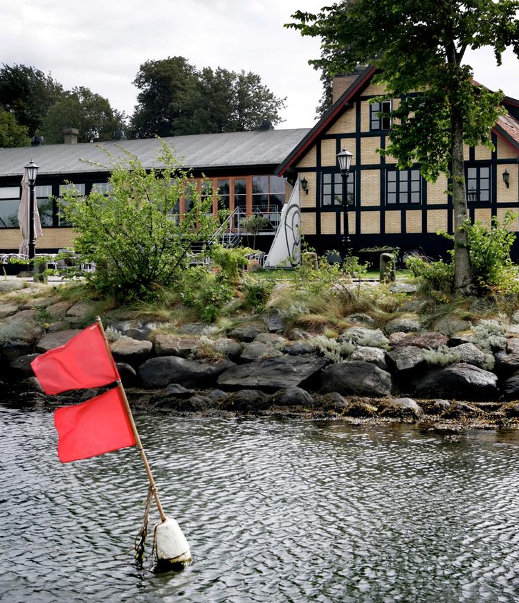Uden for Århus findes en perle af et køkken på Norsminde Kro. Sans for temperaturer, blik for overraskelser og lige dele vilje og viden holder stedet på højeste niveau. 