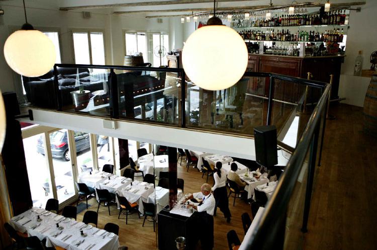 Oil lukkede med et konkursbrag, og nu er tre erfarne herrer flyttet ind på Esplanaden for at sejle med på den københavnske bistro-bølge. 