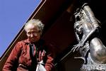 Jens Galschiøt arbejder primært med at bekæmpe verdens uretfærdigheder ved at opsætte skulpturer på steder og pladser i større byer verden over. 