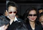 Fru Shinawatra i selskab med sønnen Phantongtae i går i Bangkok. 