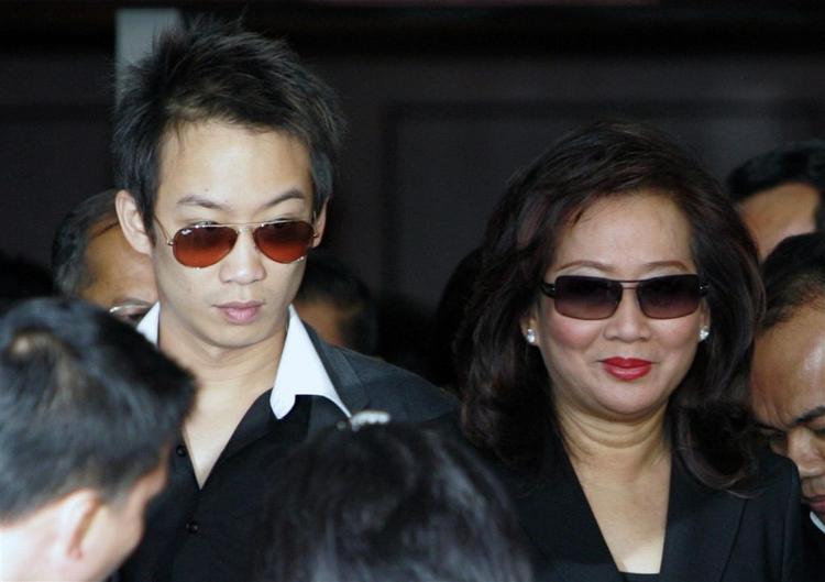 Fru Shinawatra i selskab med sønnen Phantongtae i går i Bangkok. 