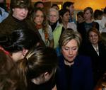 Hillary Clinton ses her kort efter, at hendes stemme knækkede over under et valgmøde i aftes. 