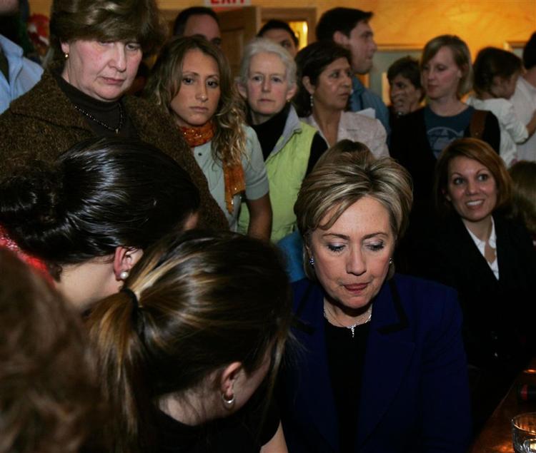 Hillary Clinton ses her kort efter, at hendes stemme knækkede over under et valgmøde i aftes. 