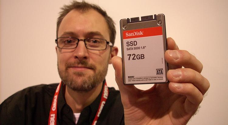 David Broekhof, Sandisk, viser den nye solid state disk på 72 gigabyte, som firmaet lancerede mandag på CES i Las Vegas. 