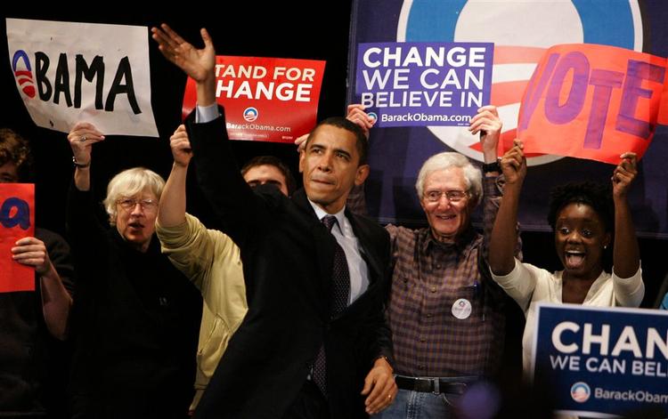 Barack Obama har en tocifret føring i meningsmålingerne for New Hampshire, der holder primærvalg i nat (dansk tid). Og på det nationale plan har han nu indhentet Hillary Clinton, der ellers har ført sikkert indtil nu. 