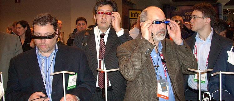 De tre gentlemen er ikke helt i kernen af videobrille-firmaets målgruppe men synes alligevel at have fået øjnene op for produktets wow-effekt. 