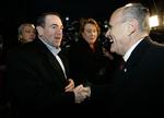 Mike Huckabee (tv.) hilser på Rudy Giuliani, mens vælgerne afgiver deres stemme i Manchester, New Hampshire. 