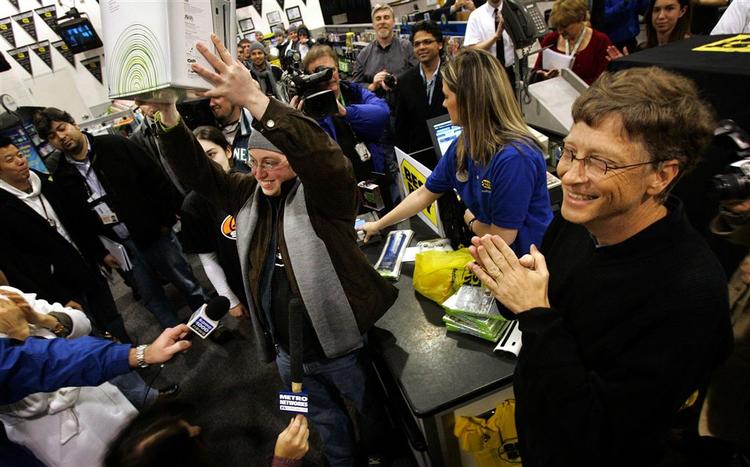 Microsofts Bill Gates klapper i hænderne da Xbox 360 bliver lanceret i slutningen af 2005. 