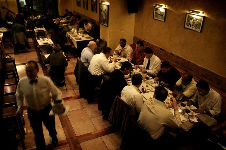 Svær bedømmelse. Isoleret set er striben af gode tapas mere værd end to huer. Men forvirring og kraftigt støjniveau trækker ned. Foto: Peter Hove Olesen 