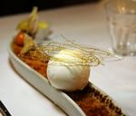 Chit Chats desserterbesnærede madanmelderen, her er det crème brûlé serveret i en smuk aflang form med det fineste tynde lag karamel henover en kugle is. 