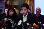 Den unge Bhutto gennemførte i går sit første pressemøde på egen hånd. Han bad blandt andet pressen respektere sit privatliv. 